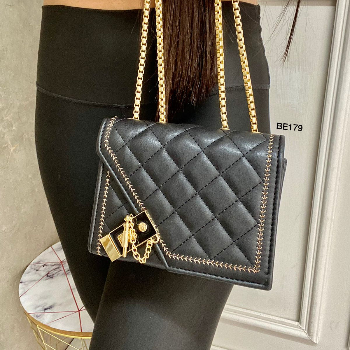 Bolso negro apliques cadena dorada 17cm* 13cm 88-141 C-B